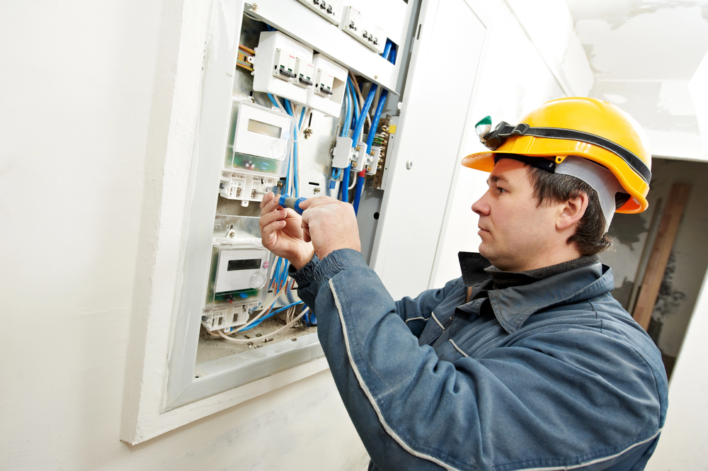 Electricista instalando medidor de ahorro de energía