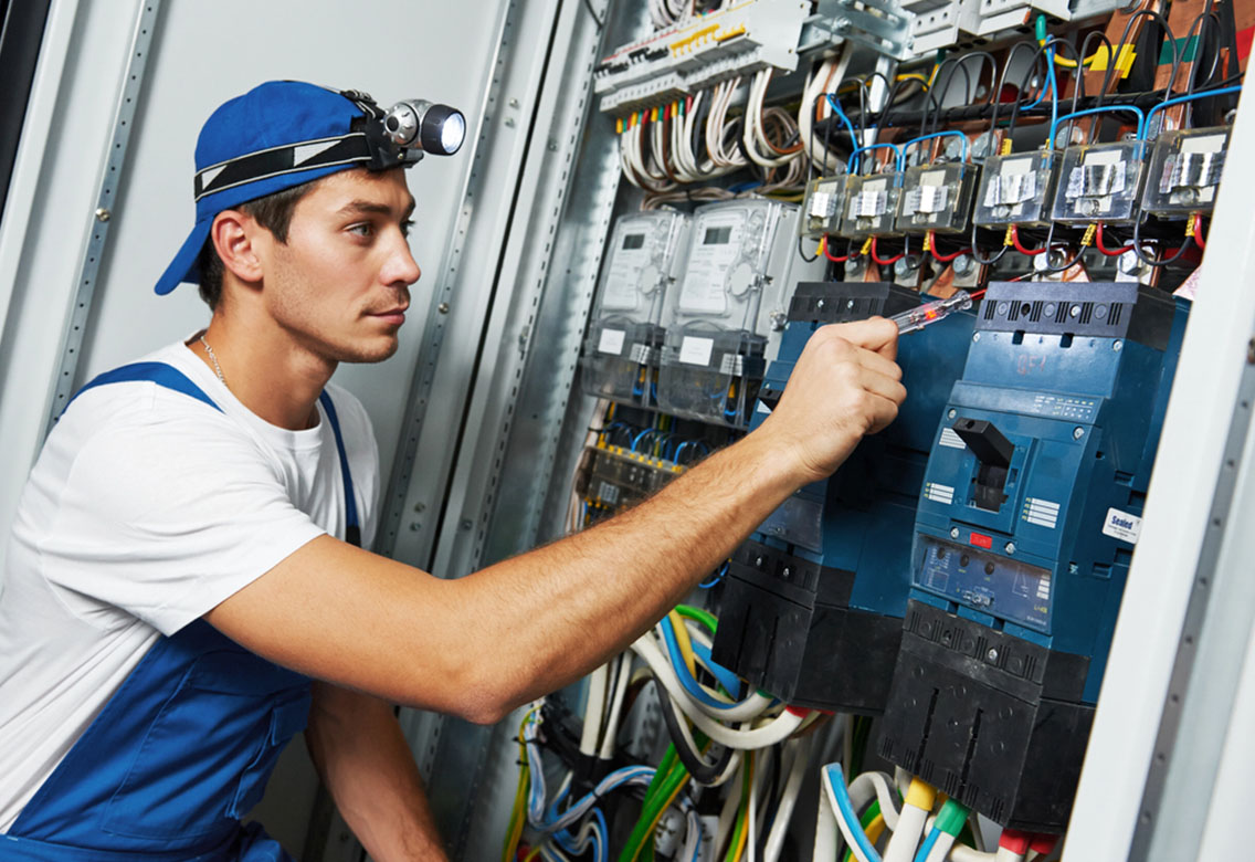 ingeniero eléctrico analisando sistema