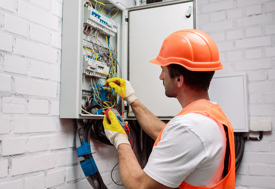 electricista hardhat guantes