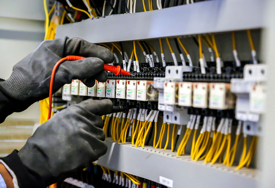 ingeniero el&eacute;ctrico trablero el&eacute;ctrico